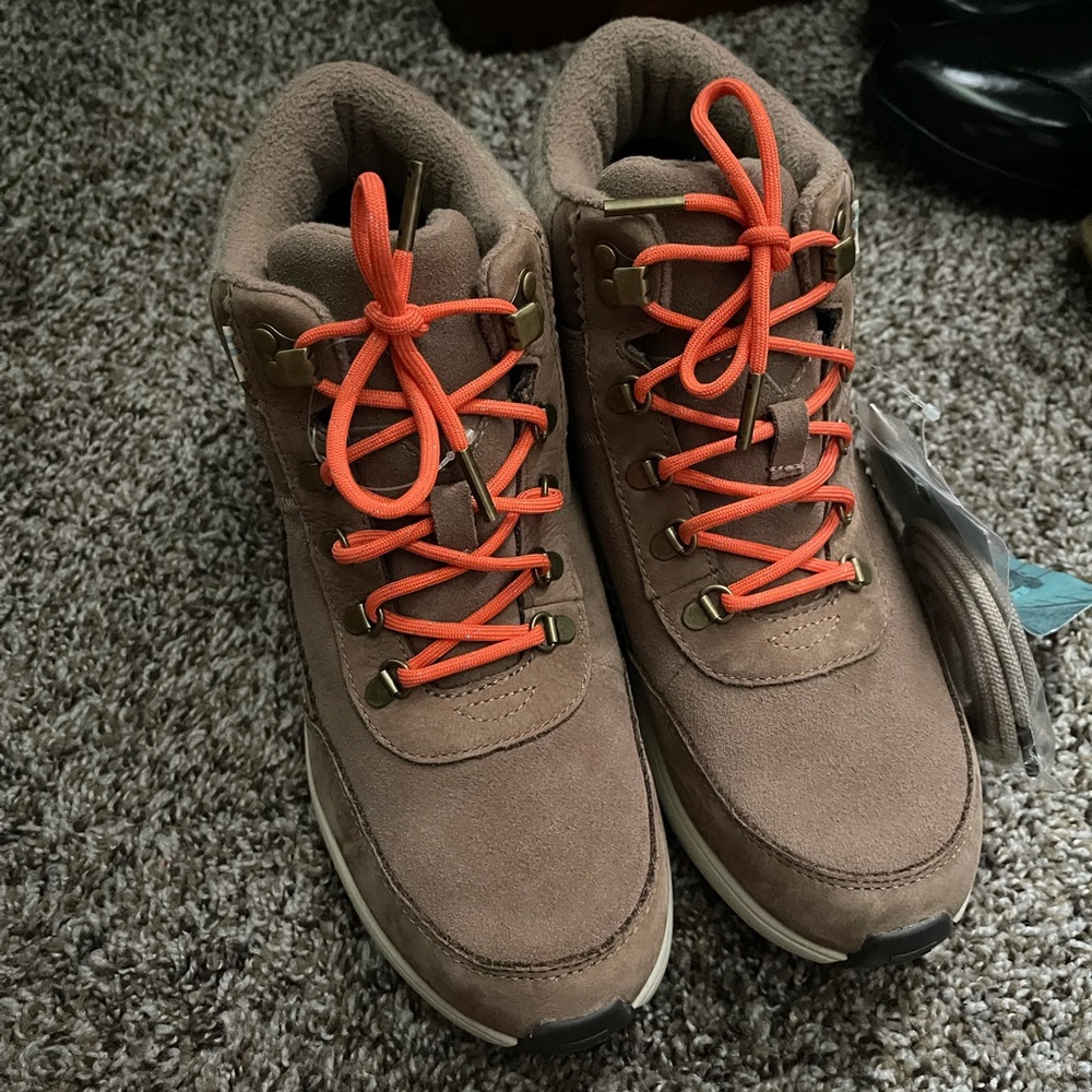 Toms hiking boots Cascada size 9 NWT